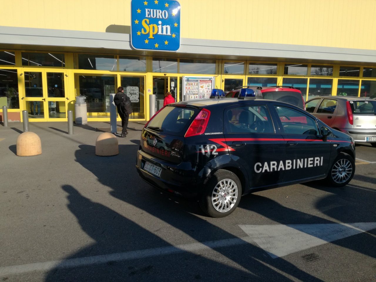 Assalto con pistole e kalashnikov IL VIDEO DELLA RAPINA
