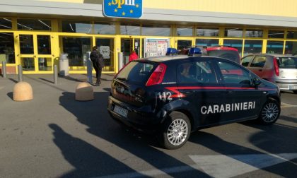 Assalto con pistole e kalashnikov IL VIDEO DELLA RAPINA