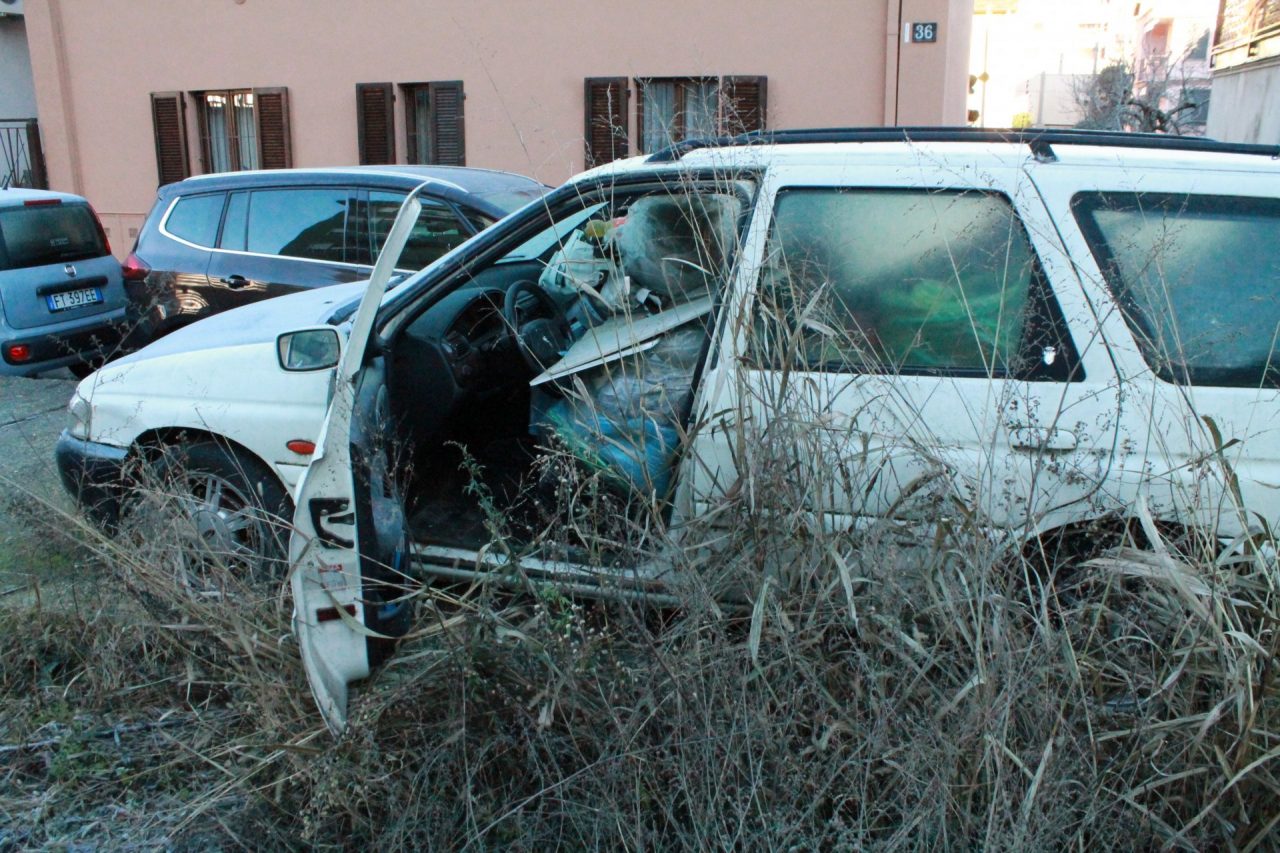 Il cimitero delle auto si sta trasformando in una discarica