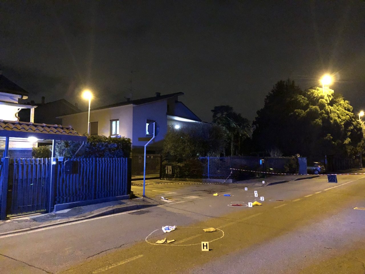 Cernusco, ciclista investito in pericolo di vita: caccia al pirata della strada FOTO