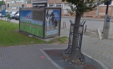 Fa pipì in strada e si becca 3mila euro di multa