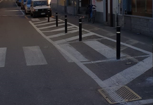 Grezzago nuovi stalli per disabili, pista ciclabile e paletti salva pedoni FOTO