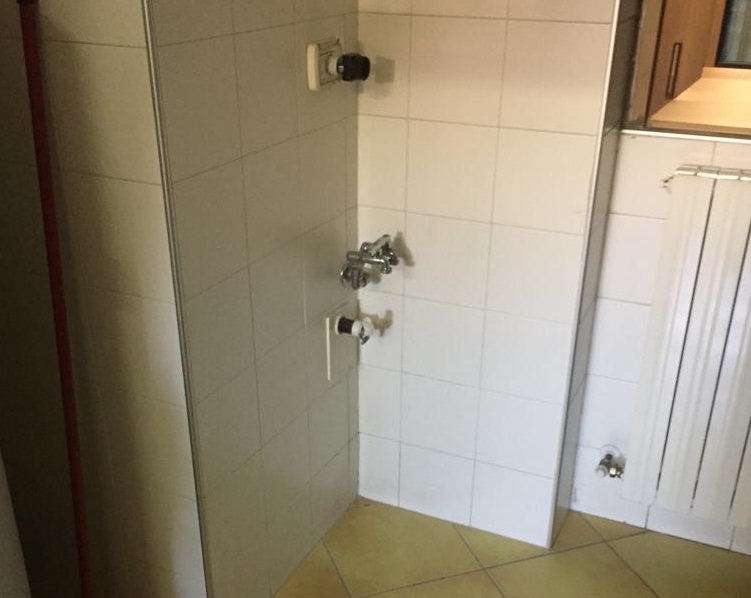 Genitori donano all’asilo lavatrici al posto di quelle rubate, ma i ladri ritornano e si prendono pure quelle