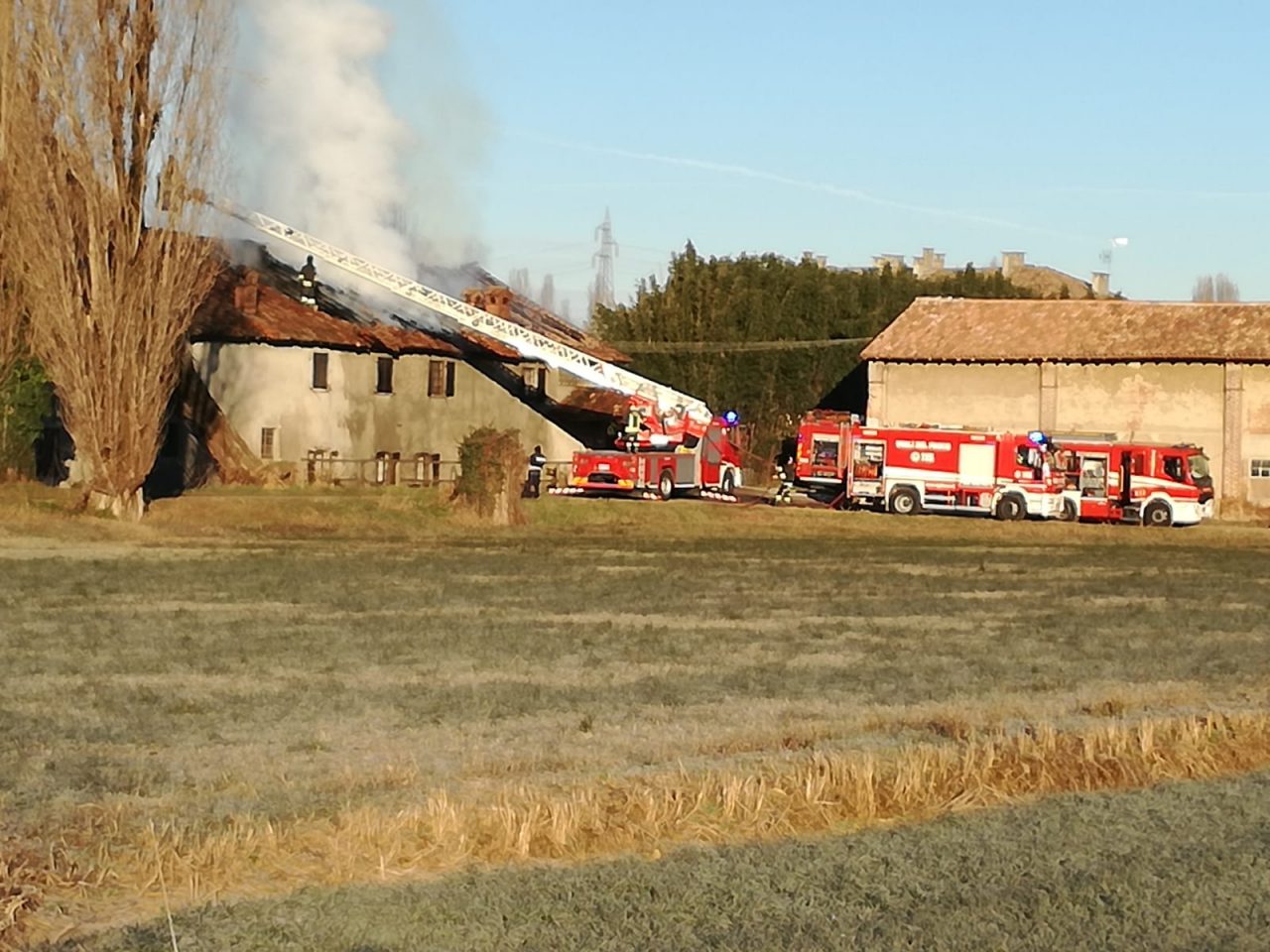 Cascina in fiamme: colonna di fumo sulla Martesana FOTO