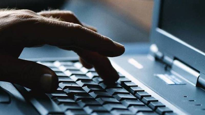 Adescava ragazzine sui social e le perseguitava: arrestato 28enne