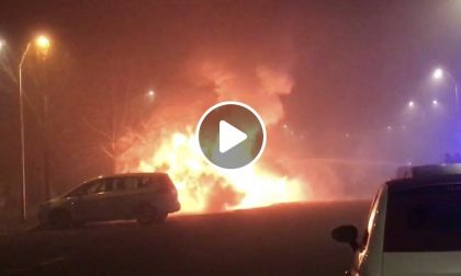 Incendio di auto vicino a Milano: l’impressionante VIDEO
