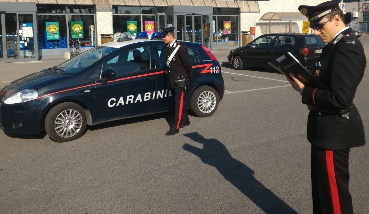 Investe soccorritore che si era fermato per aiutare una donna e fugge FOTO