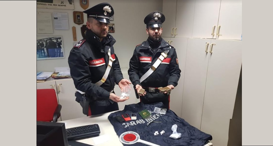 Spacciava hashish con il bebé: arrestato