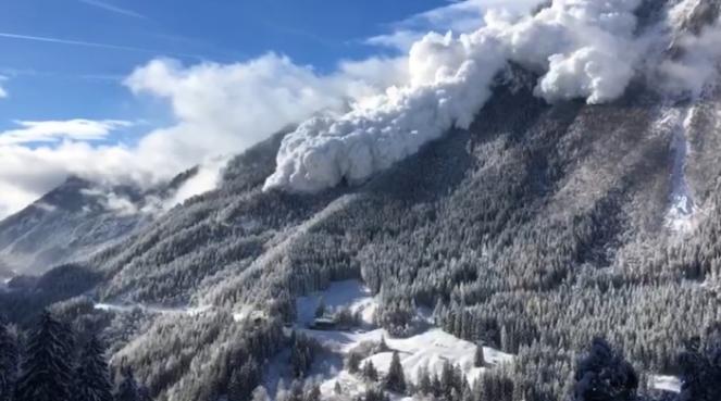 Impressionante valanga in Svizzera, il video diventa virale