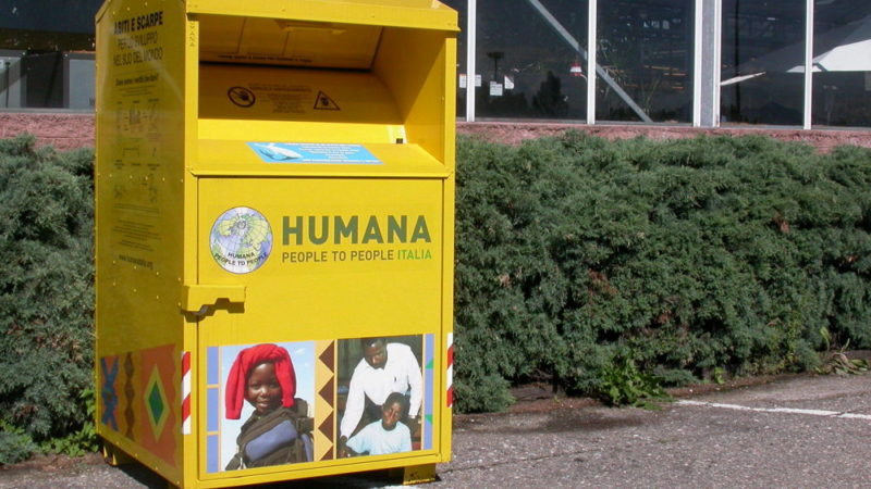 Era stato bruciato: rispristinato il contenitore per raccogliere vestiti per i poveri