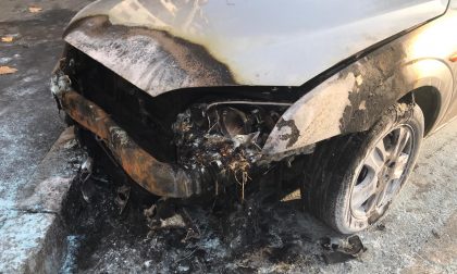 Capodanno di fuoco: auto incendiate e cestini rifiuti distrutti