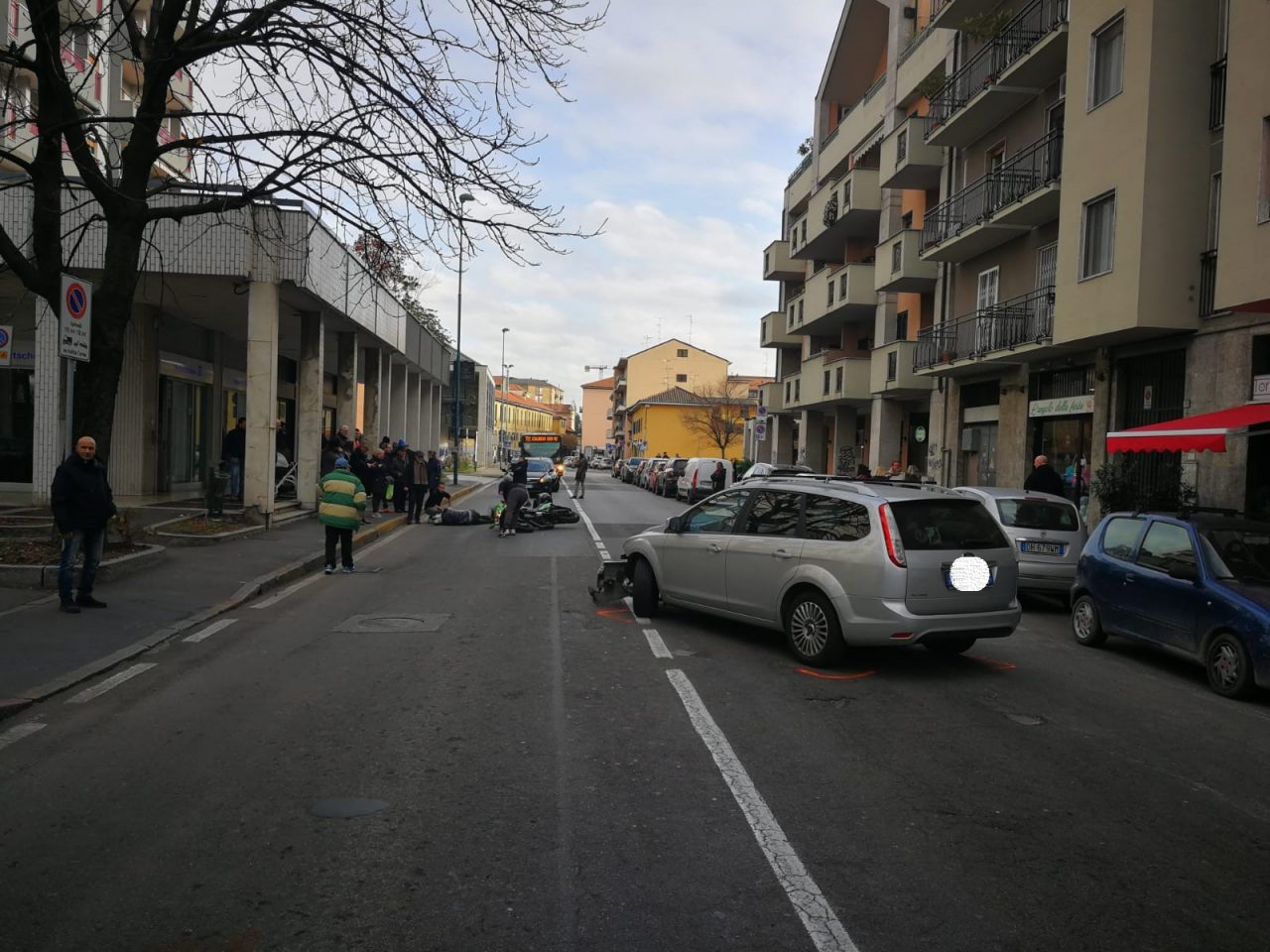 Scontro tra un’auto e una moto, arriva l’automedica