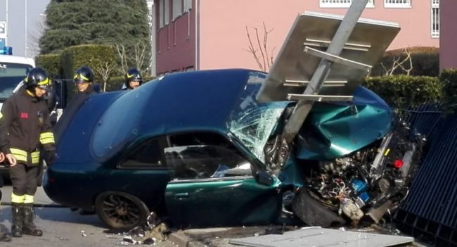 Con l’auto contro il cancello, grave 23enne