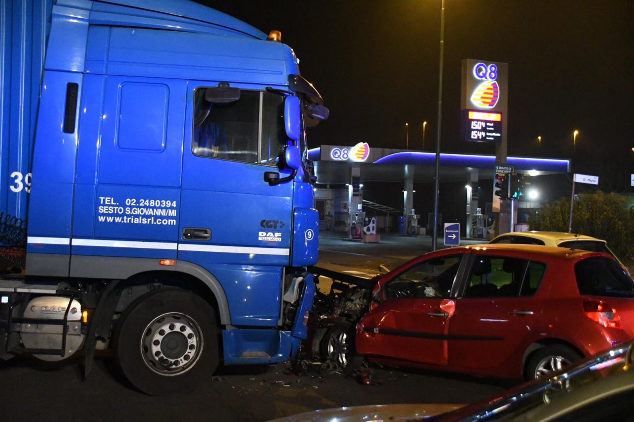 Schianto tra auto e tir: due donne ferite
