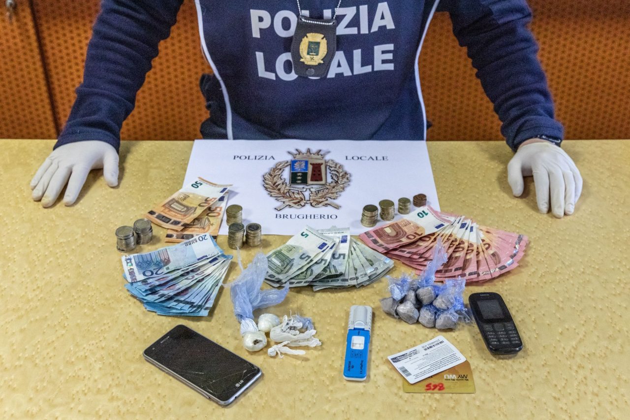Fa l’incidente in scooter, i vigili gli trovano addosso la droga