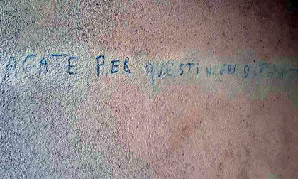 Scritta razzista sul muro di famiglia che ha adottato ragazzo senegalese