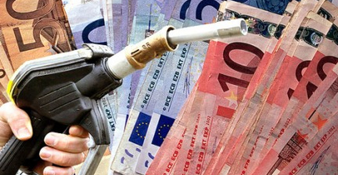 Ladri sradicano la cassa, colpo dal benzinaio