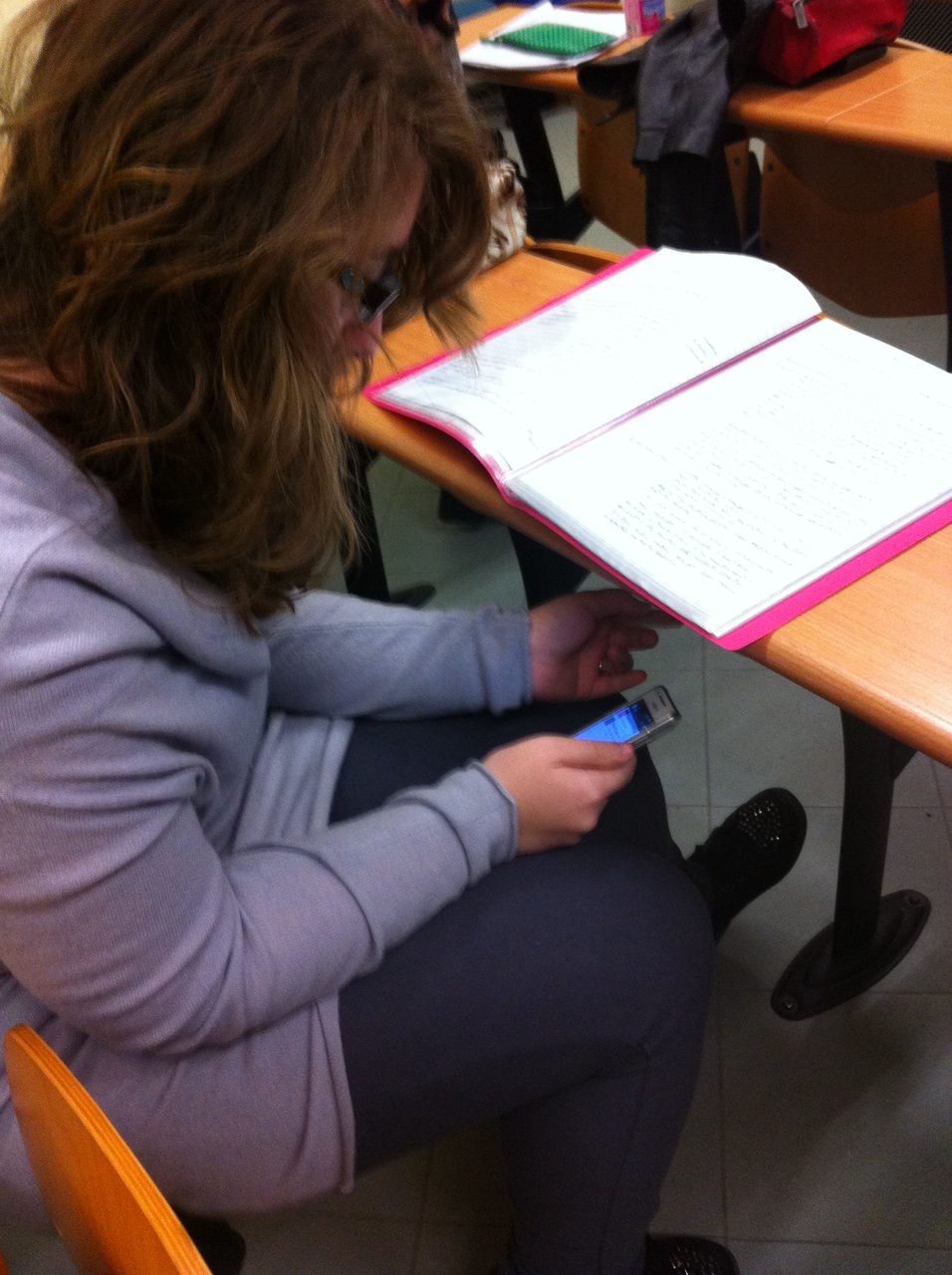 Cellulari vietati a scuola… anche ai prof