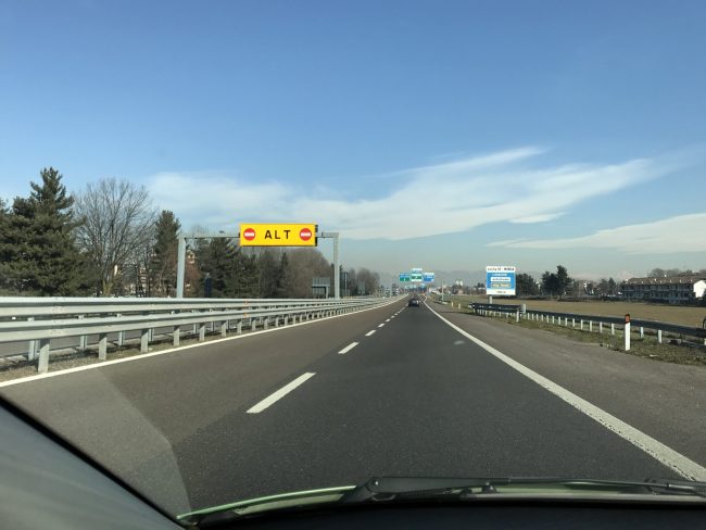 Sulla Tangenziale Est spuntano i cartelli per chi va… contromano