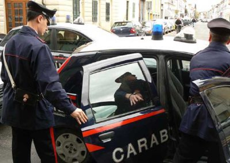 Maltratta i genitori per avere denaro e comprarsi la droga: allontanato