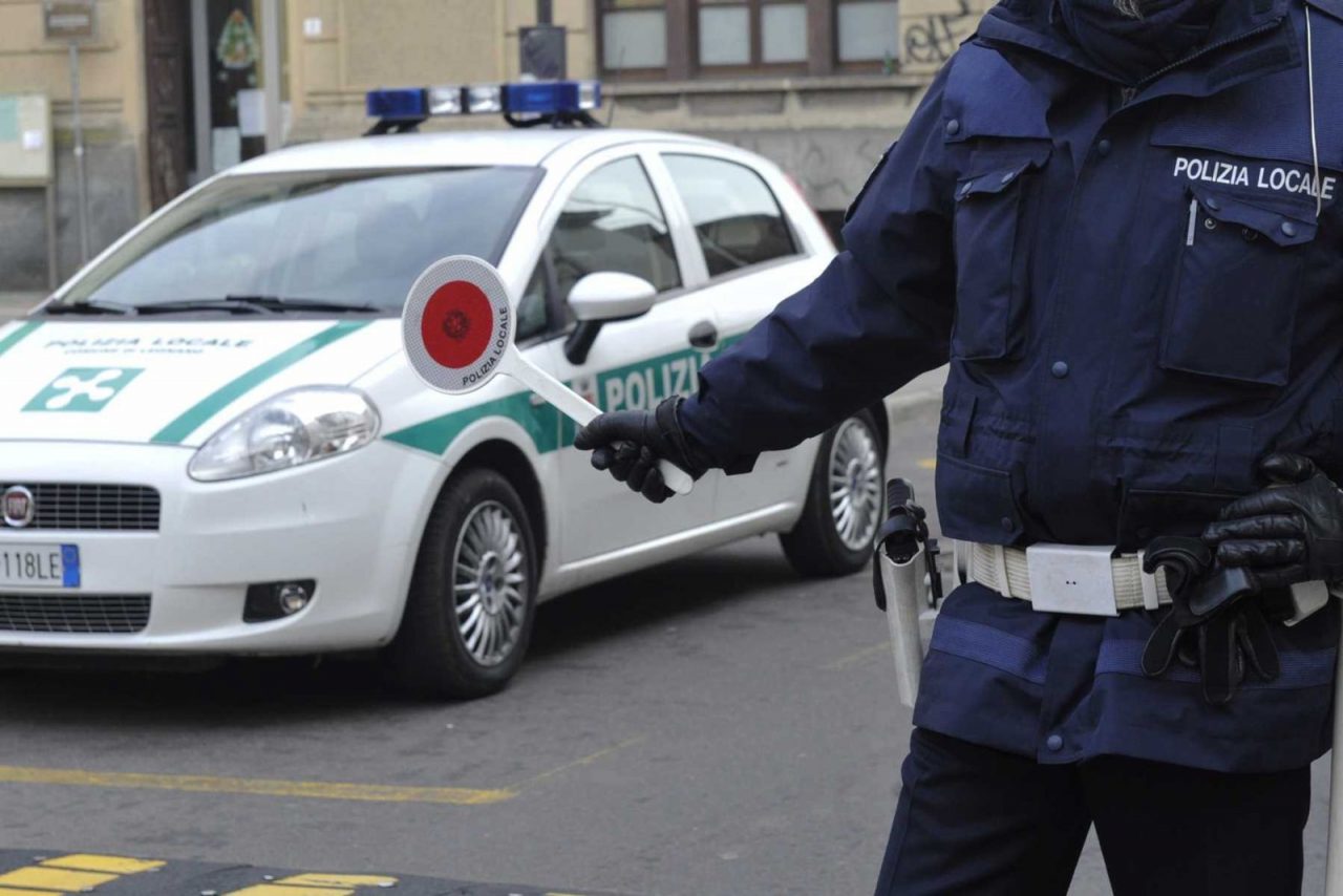Si ubriaca con l’amico e scappa dalla Polizia