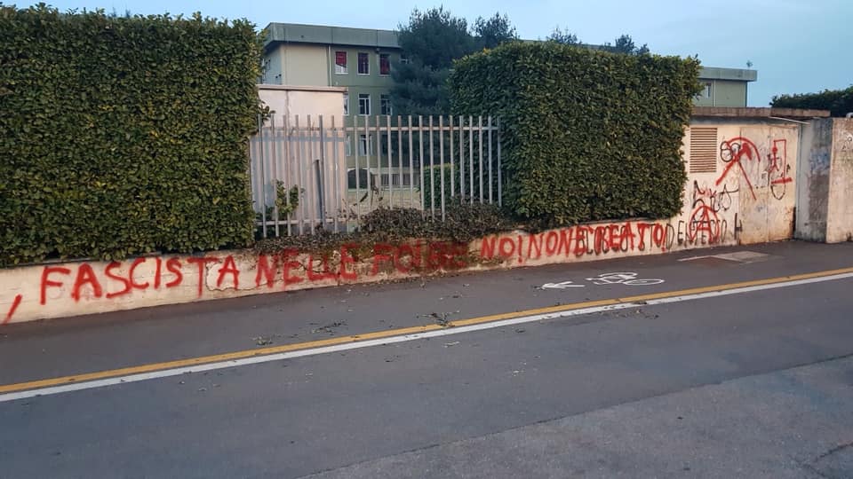 Le scritte sul muro dell’Itsos finiscono in Regione