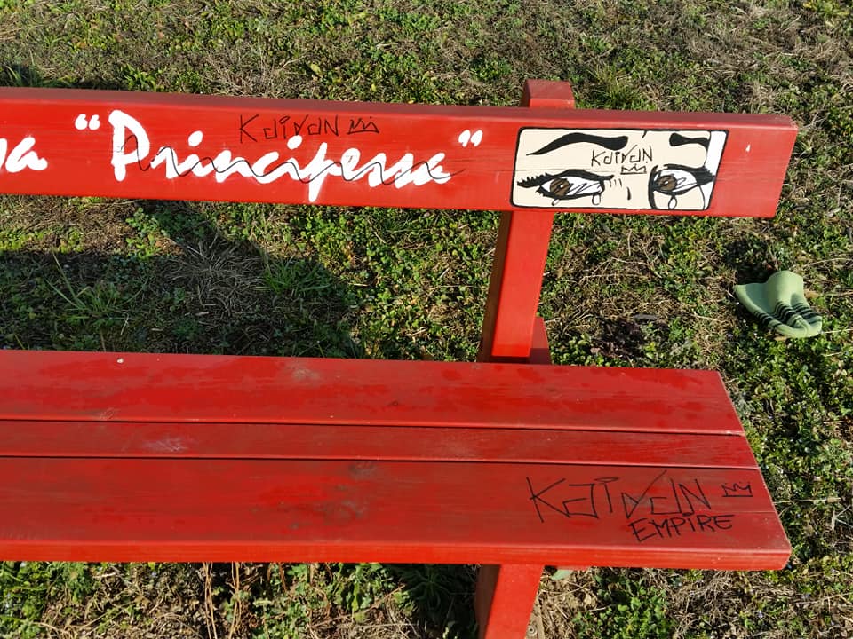 Il writer imbratta la panchina anti-violenza, il sindaco gli dà del cretino