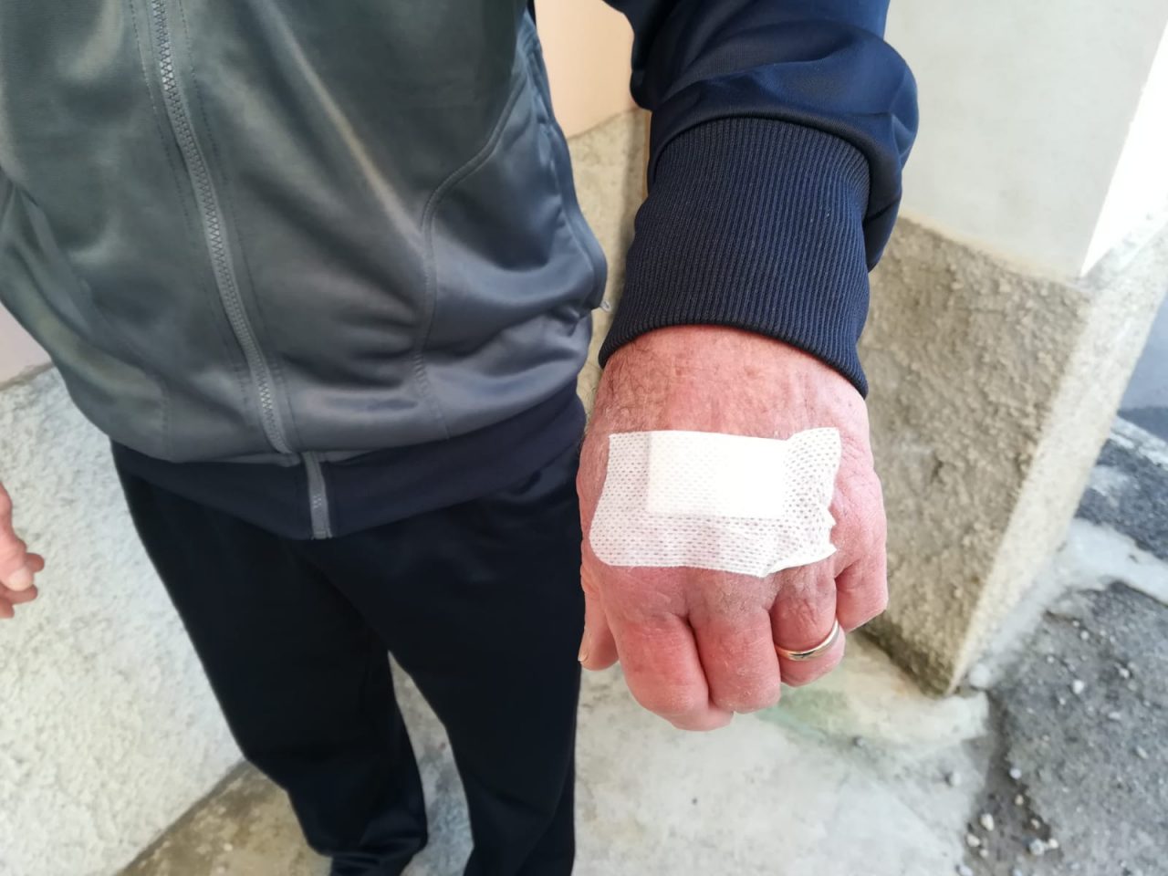 Anziano aggredito a sputi e spintoni da un tossicodipendente