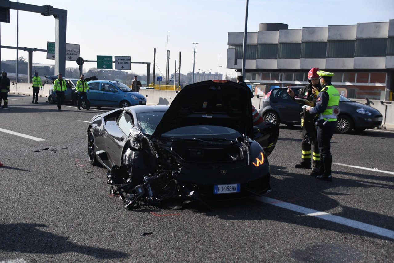 Lamborghini causa uno scenografico incidente a Cinisello FOTO