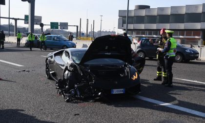 Lamborghini causa uno scenografico incidente a Cinisello FOTO