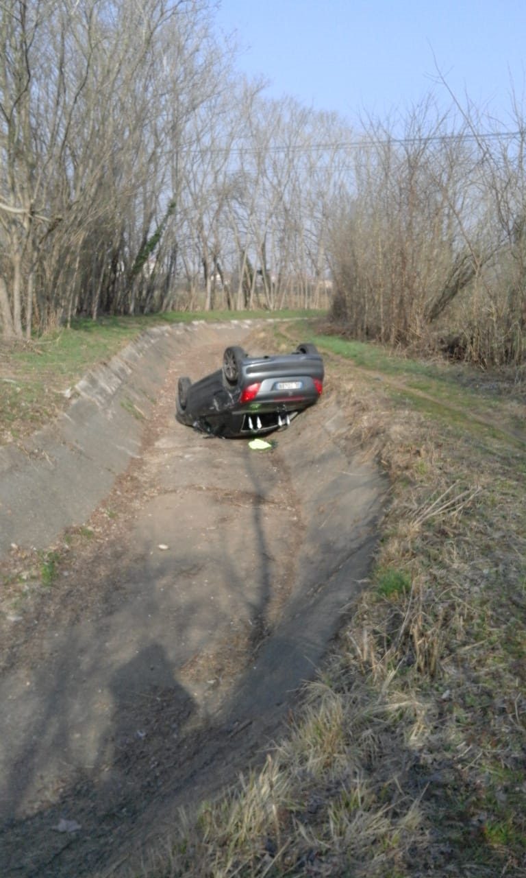 Auto nel canale dopo che un pirata le ha tagliato la strada