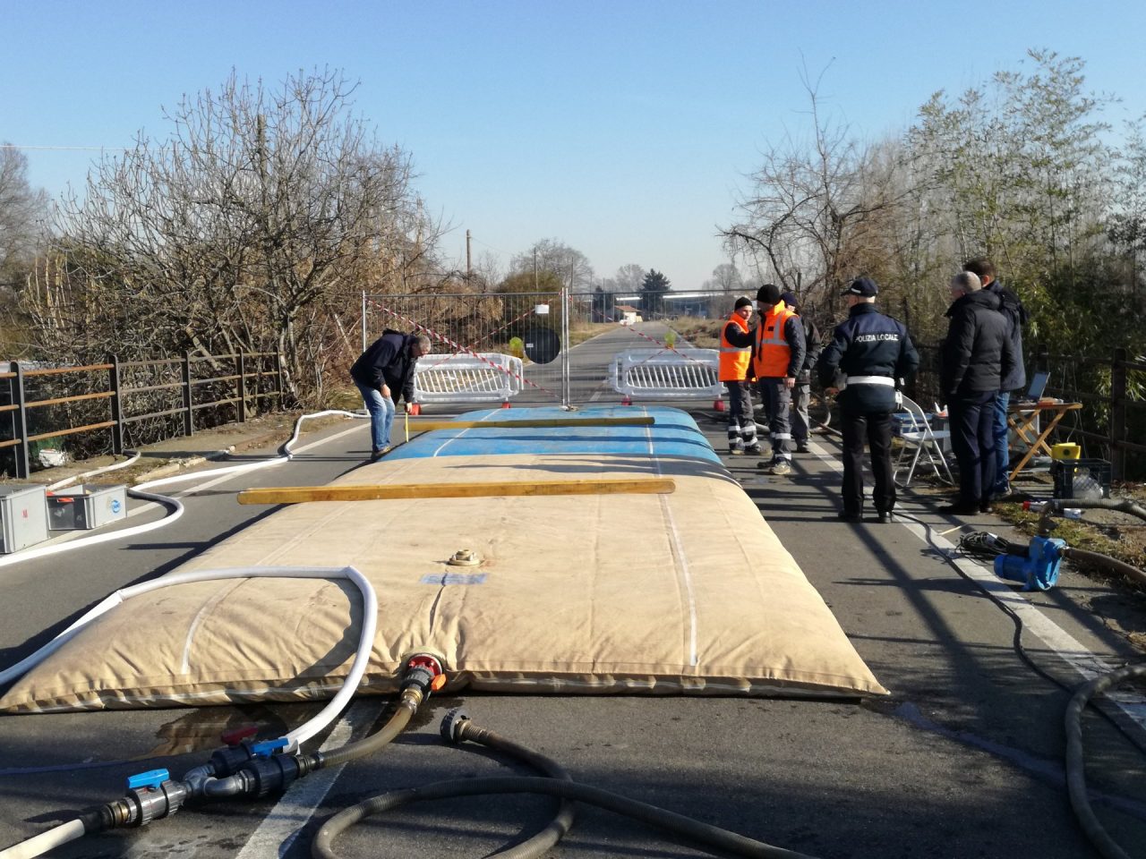 Prove di carico sul ponte di Gorgonzola chiuso perché a rischio crollo FOTO E VIDEO