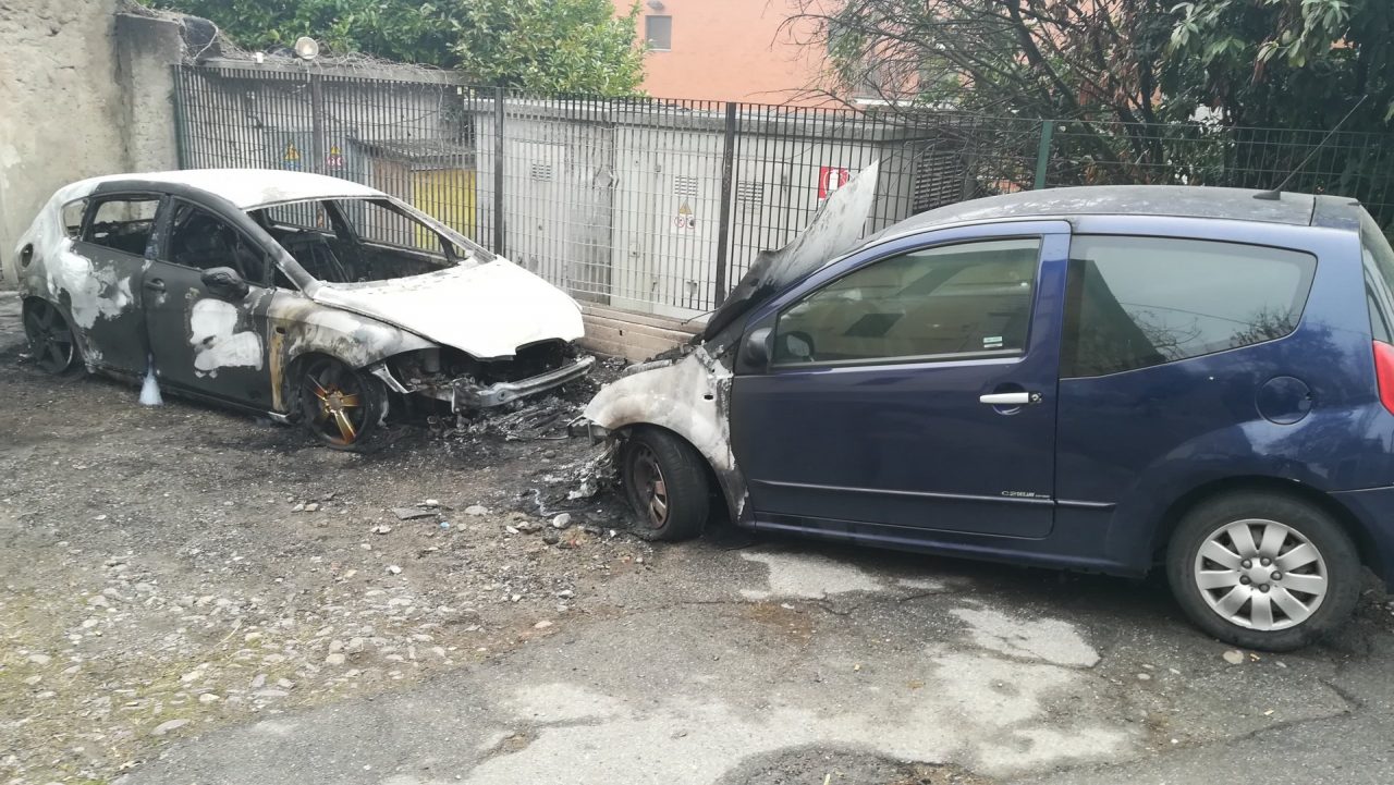 a fuoco due auto
