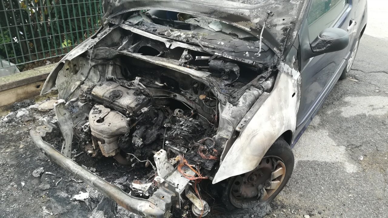 a fuoco due auto
