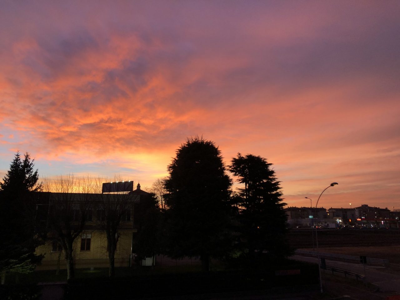 Rosso di sera… tramonto da cartolina in Martesana FOTO