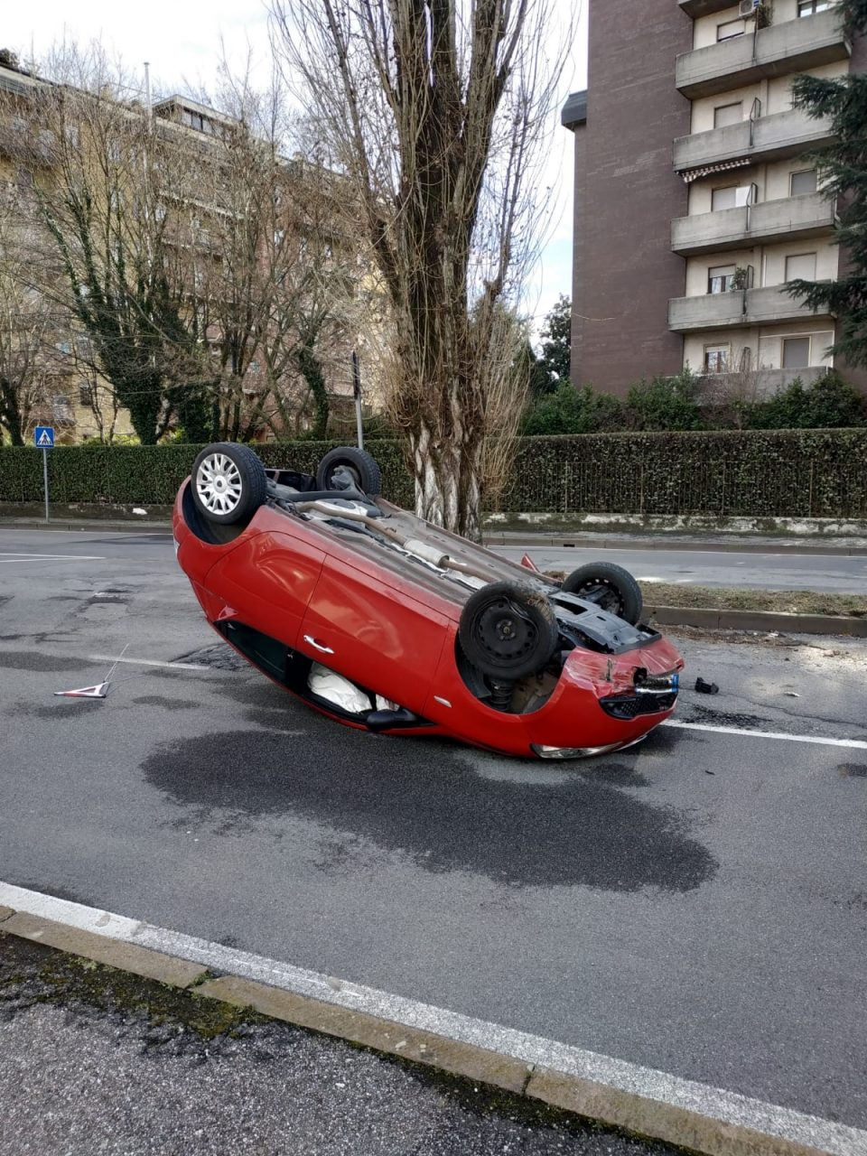 Si ribaltano con l’auto, incidente da paura a Melzo