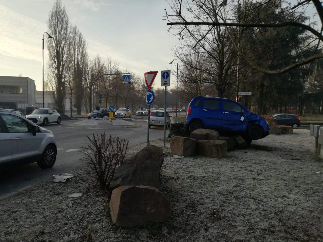 Incidente a Segrate, auto finisce sui sassi