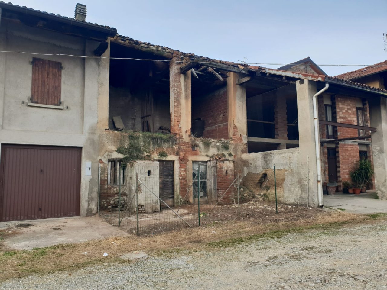 Corti ripulite, stop agli abusivi e al degrado nel cuore di Grezzago