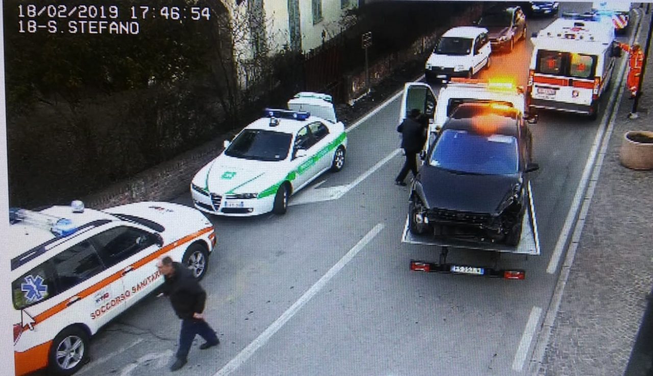 Ubriaco al volante urta una colonna del gas e poi finisce contro un palo