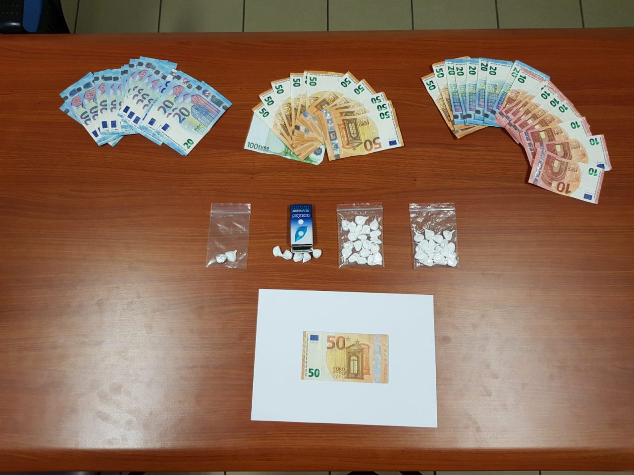 Spacciava cocaina in pieno giorno, pusher in manette a Cassano