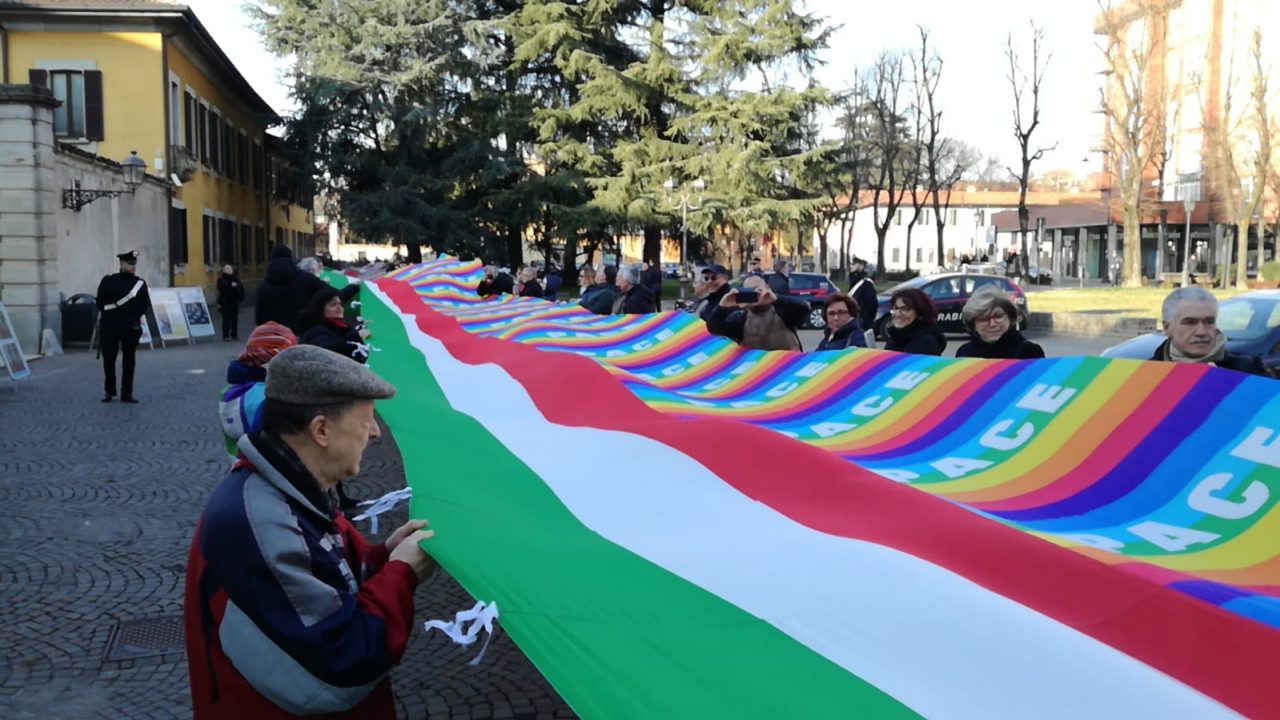 Bandiera da record per chiedere pace e umanità
