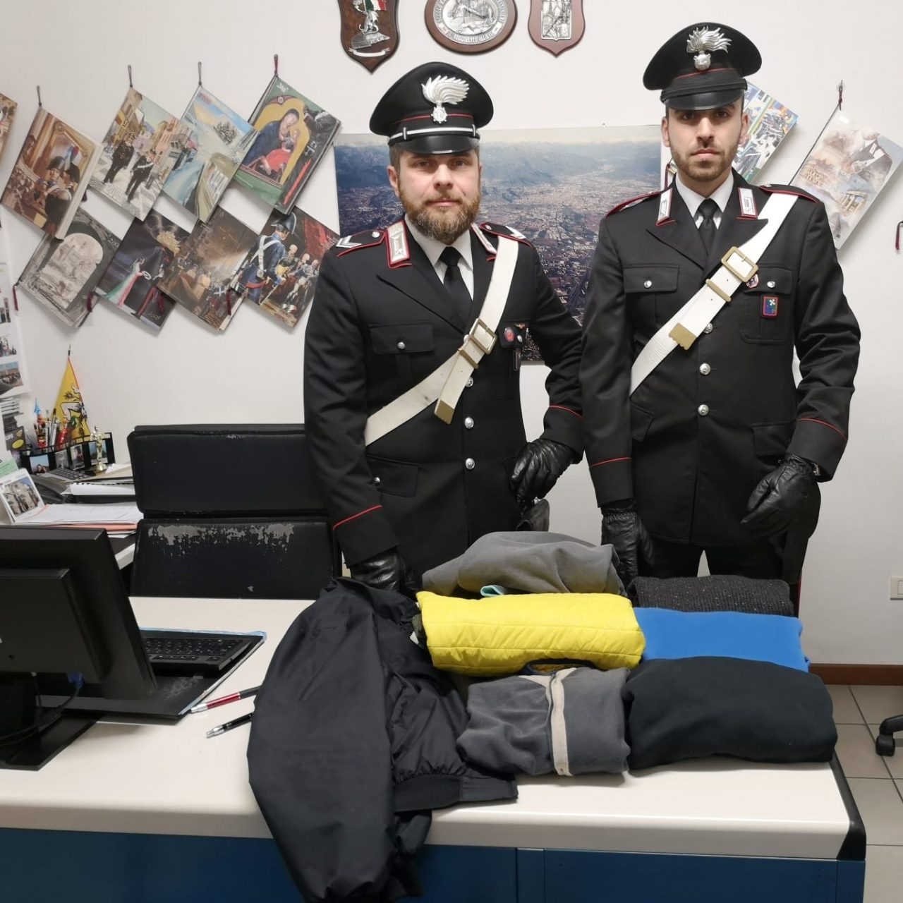 Ruba abiti da uomo e li nasconde nel camerino delle donne