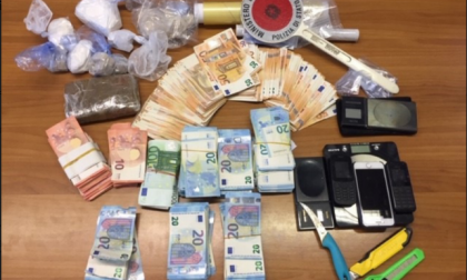 Blitz della Polizia in un box: trovati un chilo di eroina e 27mila euro