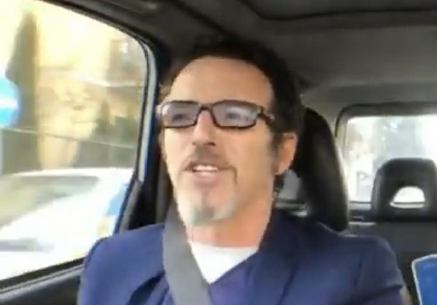 Comics carpool, ovvero un passaggio in auto a un artista dello spettacolo