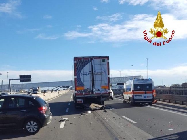 Incidente in A4 tra auto e camion, un morto