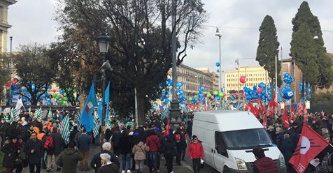 Sindacati uniti in piazza a Roma: in 2200 da Milano VIDEO