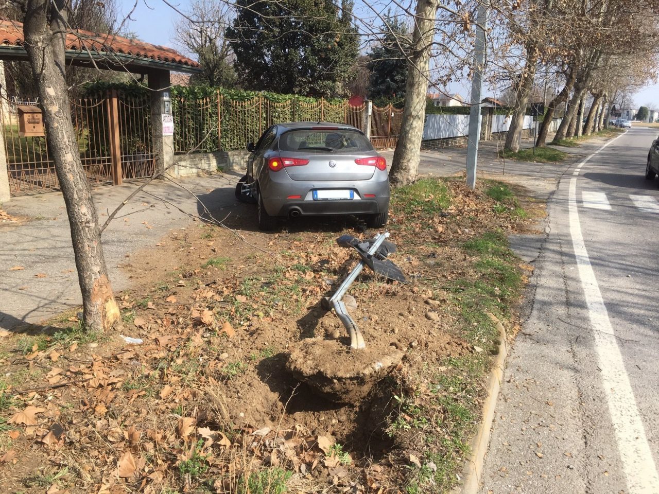 invade la corsia opposta
