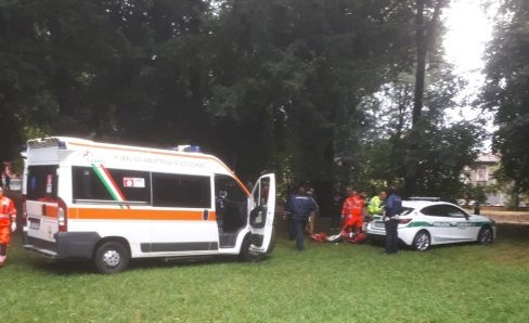 Aggredì un anziano con una stampella, si costituisce alla Polizia Locale