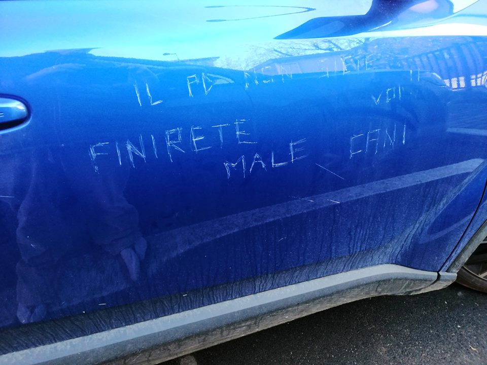 Insulti e minacce incisi sull’auto del segretario (dimissionario) del Pd di Trezzo