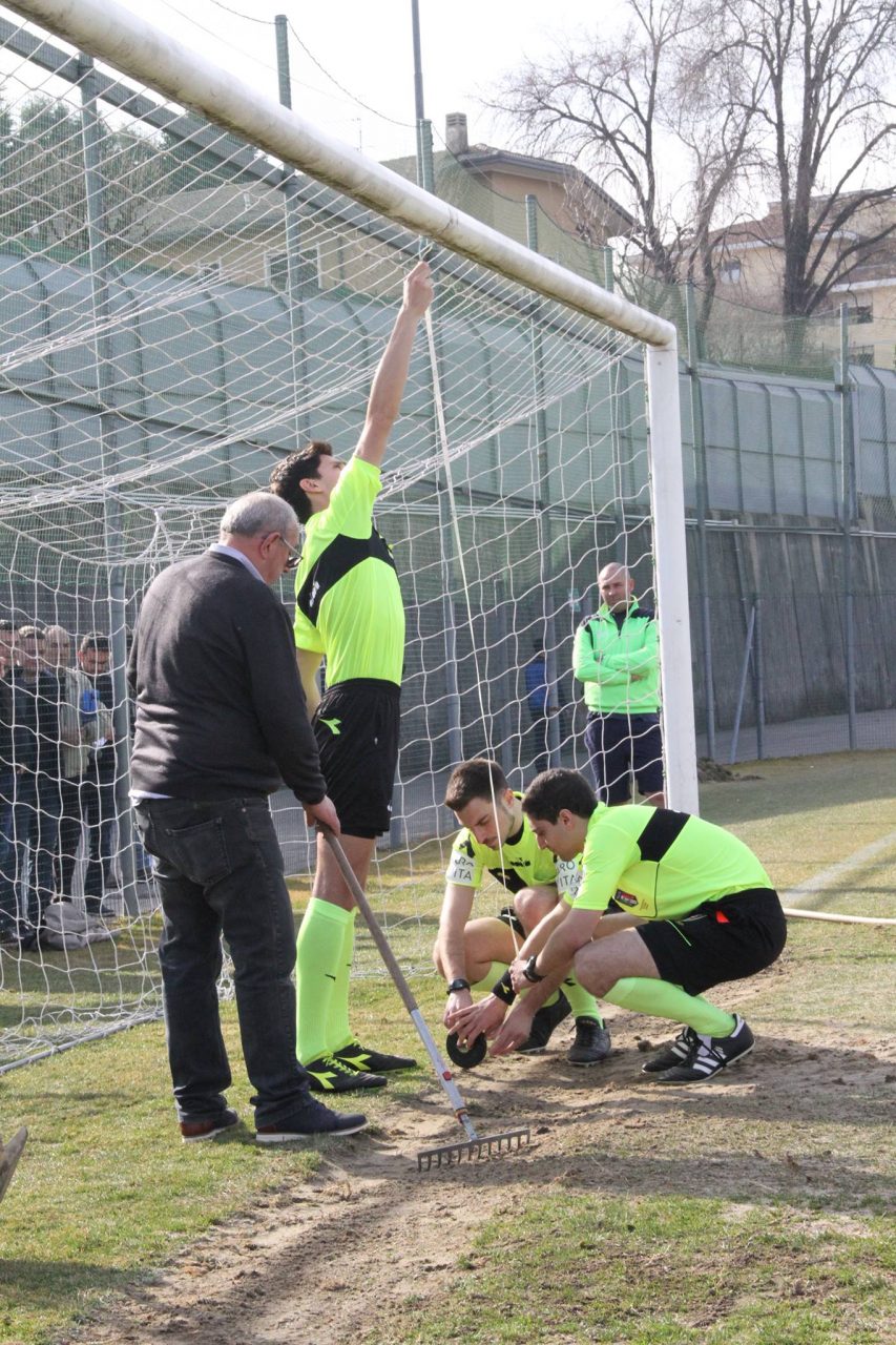 Calcio, Tritium: la traversa è troppo bassa, dirigenti con le pale (FOTO)